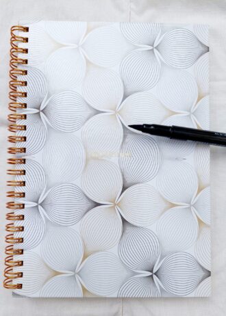 מחברת ספירלה עם דפי נקודות וכריכה